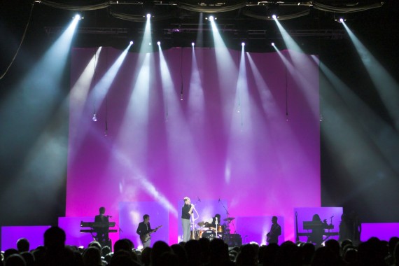 Will Young Copyright Louise Stickland 2 570x380 grandMA2 accompanies Will Young’s “Greatest Hits” Tour