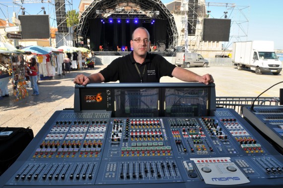 Mariza’s FOH engineer João Cebolas with the Midas PRO6
