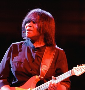 Joan Armatrading on stage with her DPA 4088 headband mic