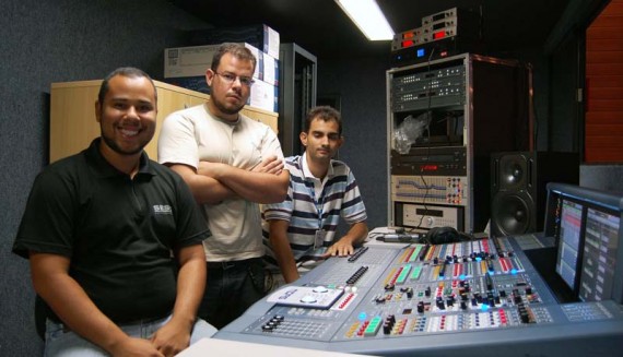 SESC Gama audio technician Thiago Souza; Projesom’s Ruslan Viana; SESC Gama audio technician Henrique Damata SESC Gama audio technician Thiago Souza; Projesom’s Ruslan Viana; SESC Gama audio technician Henrique Damata