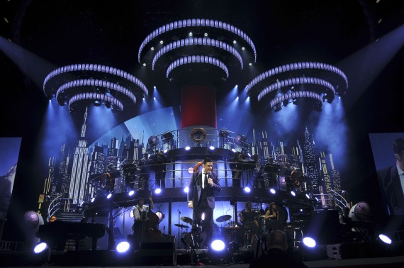 Kinesys Swings Both Ways with Robbie Williams 8 Credit Ric Lipson (c) Farrell Music Ltd
