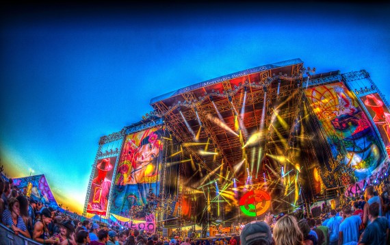 DEL MAR, CA - SEPTEMBER 20: (Editors Note: This image has been manipulated using digital filters) Atmosphere and the fans during the 2015 KAABOO Del Mar at the Del Mar Fairgrounds on September 20, 2015 in Del Mar, California. (Photo by Brian Spady/WireImage for KAABOO Del Mar via imageSPACE)